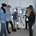 Jugendliche des Goethe Gymnasiums Harburg mit ihrem Kunstprojekt für die Gedenkstätte Bullenhuser Damm