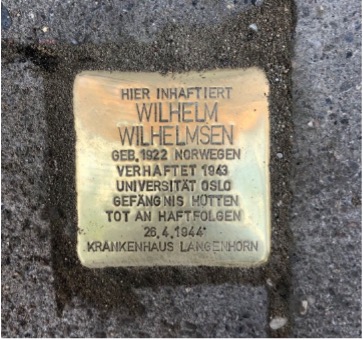 Stolperstein für Wilhelm Wilhelmsen mit der Aufschrift: Wilhelm Wilhelmsen, geb. 1922 Norwegen, verhaftet 1943, Universität Oslo, Gefängnis Hütten, Tot an Haftfolgen, 26.4.1944, Krankenhaus Langenhorn
