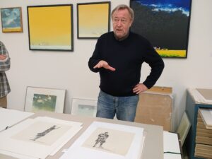 Maler Herbert Müller in seinem Atelier in Engerhafe